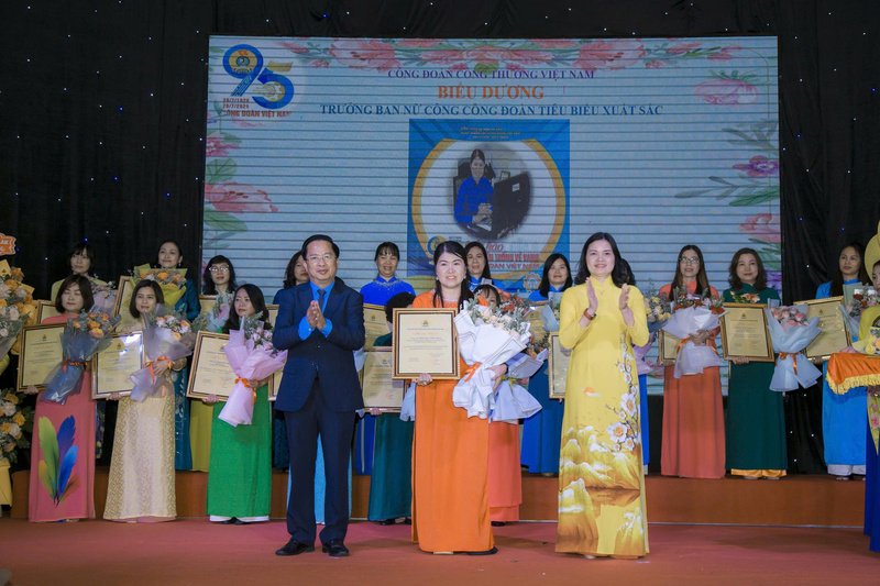 Công đoàn Công Thương Việt Nam tổ chức nhiều hoạt động biểu dương nữ công đoàn tiêu biểu. Ảnh: V.T