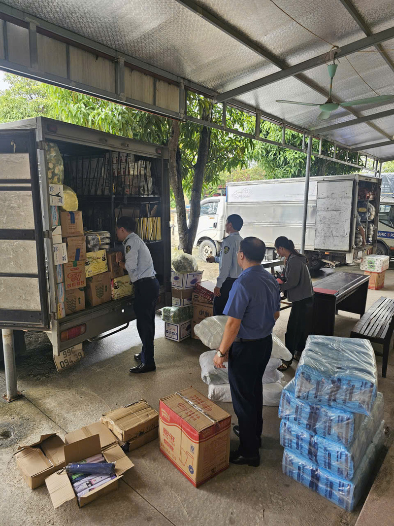 Quản lý thị trường tỉnh Phú Thọ phối hợp cùng các lực lượng chức năng khác khám 2 xe ô tô, tạm giữ gần 1000 sản phẩm không rõ nguồn gốc xuất xứ. Ảnh: Quản lý thị trường Phú Thọ.