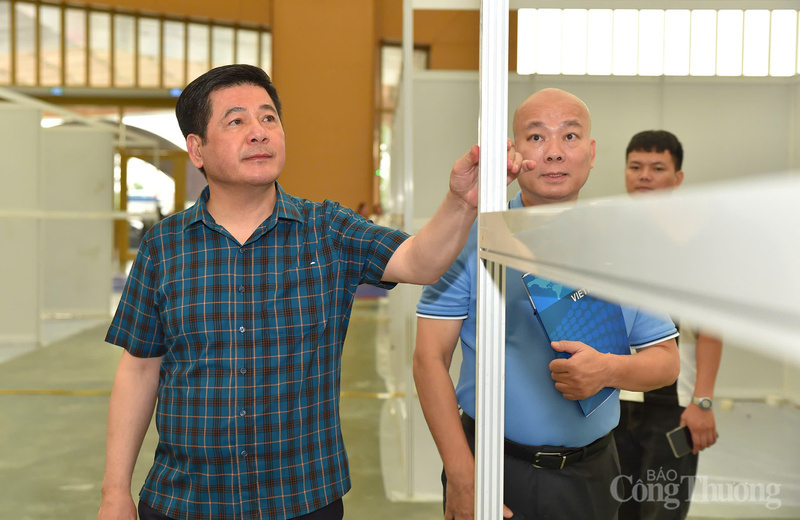 Bộ trưởng Nguyễn Hồng Diên cho biết, đến thời điểm hiện nay, các đơn vị thi công Hội chợ Mùa Thu 2025 đang làm việc với tinh thần "làm ngày, làm đêm" hướng đến mục tiêu cao nhất là đảm bảo đúng tiến độ đặt ra.