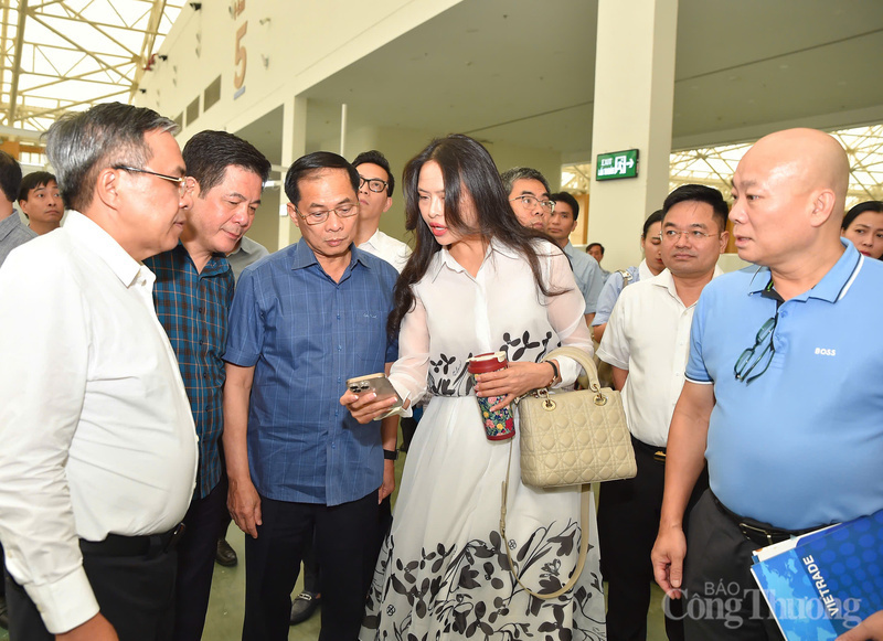 Các đơn vị được giao nhiệm vụ thi công Hội chợ Mùa Thu 2025 báo cáo tiến độ với Phó Thủ tướng Chính phủ Bùi Thanh Sơn và Bộ trưởng Nguyễn Hồng Diên cùng các thành viên trong Ban chỉ đạo Hội chợ Mùa Thu 2025.