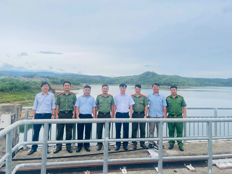 Đoàn kiểm tra công tác đảm bảo an ninh, an toàn công trình đập, hồ chứa của Công an tỉnh Gia Lai năm 2025 tại khu vực Đập tràn Ka Nak. Ảnh: Nguyễn Cường KTAT