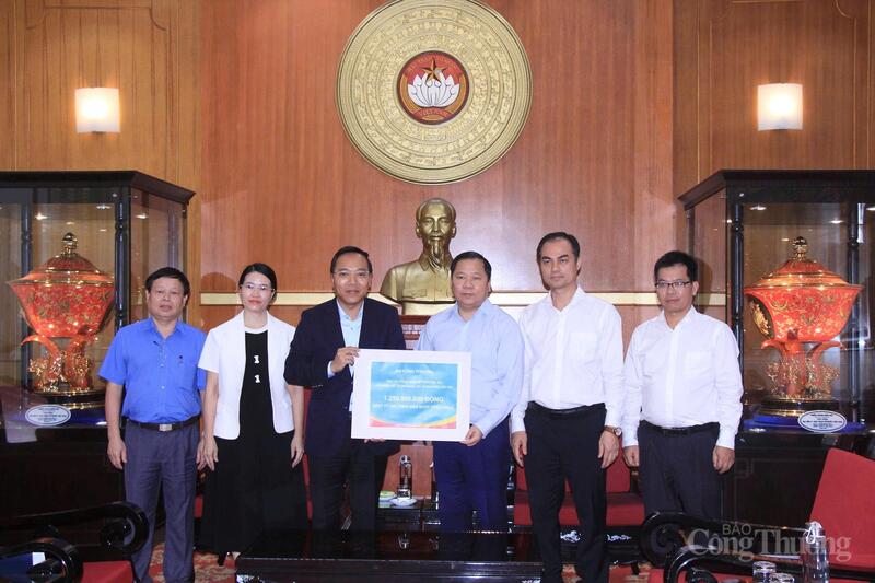 Thứ trưởng Nguyễn Hoàng Long trao số tiền 1 tỷ 250 triệu đồng cho Uỷ ban Trung ương Mặt trận Tổ quốc Việt Nam. Ảnh: Phương Cúc