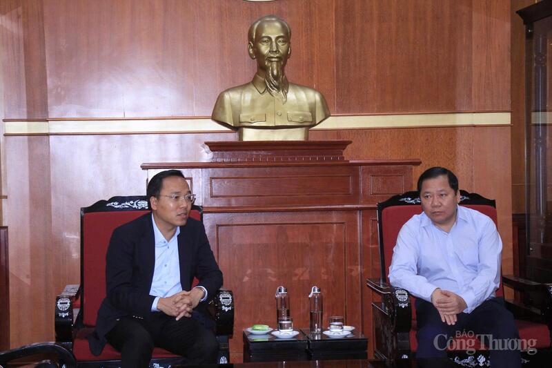 Thứ trưởng Bộ Công Thương Nguyễn Hoàng Long trao đổi với ông Nguyễn Phi Long, Uỷ viên dự khuyết Ban Chấp hành Trung ương Đảng, Phó Bí thư Đảng uỷ Mặt trận Tổ quốc, các đoàn thể Trung ương về chương trình ủng hộ đồng bào vùng lũ mà Bộ Công Thương đã thực hiện. Ảnh: Phương Cúc
