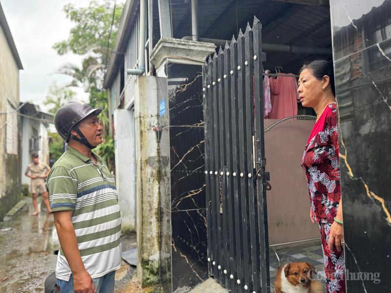 Với dự báo này, khu vực đô thị và khu vực trũng thấp có nguy cơ cao sẽ ngập lụt sâu. Chủ động ứng phó với đợt mưa lớn và ngập lụt, ngay trong chiều 21/10, lực lượng chức năng phường Hòa Khánh đã “đi từng ngõ, gõ cửa từng nhà” của các hộ dân khu vực đường Mẹ Suốt, rốn lũ của khu vực để thông tin dự báo mưa lớn.
