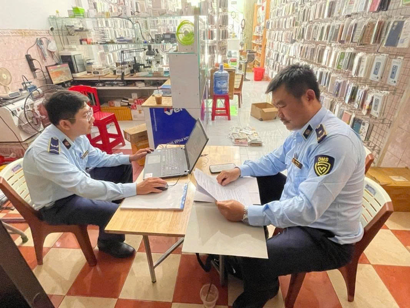 Những vi phạm trên nền tảng mạng xã hội rất khó xử lý. Ảnh: QLTT Quảng Ngãi.