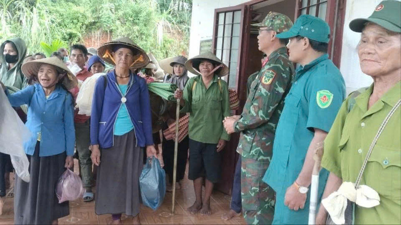 Hiện toàn bộ 61 hộ dân đã được bố trí nơi ăn ở tạm thời và được hỗ trợ nhu yếu phẩm. Ảnh: Nguyễn Dương
