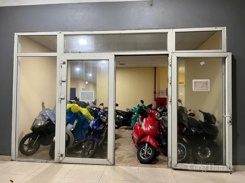 Hàng trăm xe máy được sắp xếp ngay ngắn, lấp đầy khu vực sảnh tầng trệt của chung cư nhà ở xã hội Hòa Khánh.