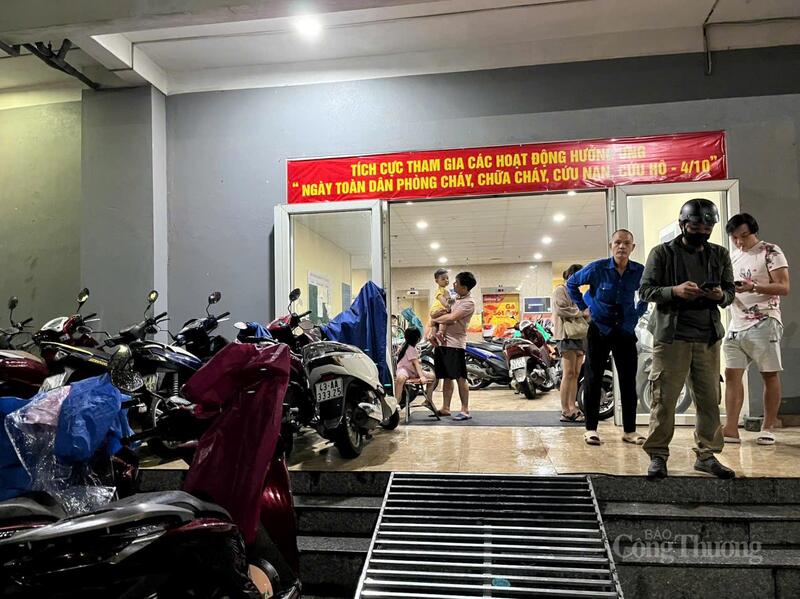 Tối 21/10, hàng trăm xe máy của người dân tại khu chung cư nhà ở xã hội Hòa Khánh đã được di chuyển từ hầm giữ xe của các tòa nhà chung cư lên trên sảnh tầng trệt của chung cư.