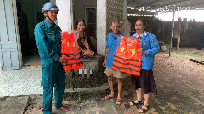 Cũng trong ngày 21/10, chung sức cùng thành phố trong việc hỗ trợ người dân vùng trũng ứng phó với mưa lớn, các đơn vị thiện nguyện trên địa bàn thành phố đã huy động, cấp phát miễn phí gần 1.000 áo phao cho vùng trũng. Ảnh: Bình An
