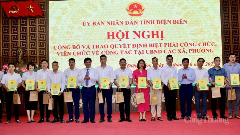 Tỉnh Điện Biên công bố và trao quyết định biệt phái 97 công chức, viên chức về tăng cường cho các xã, phường trên địa bàn tỉnh.