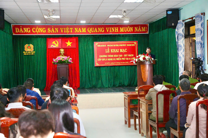 Công an thành phố Huế phối hợp với các đơn vị tổ chức đào tạo, sát hạch và cấp giấy lái xe A1 miễn phí cho người dân vùng cao. Ảnh: Nguyễn Tuấn.