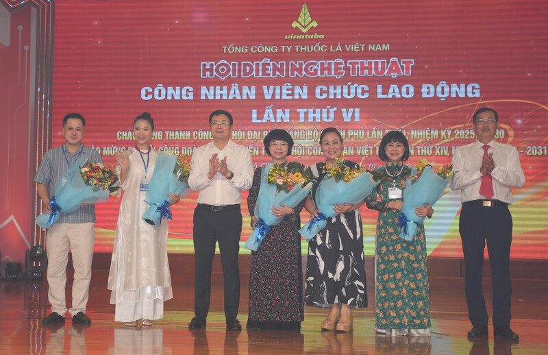 Lãnh đạo Vinataba tặng hoa cho Ban Giám khảo hội diễn. Ảnh: Minh Khuê