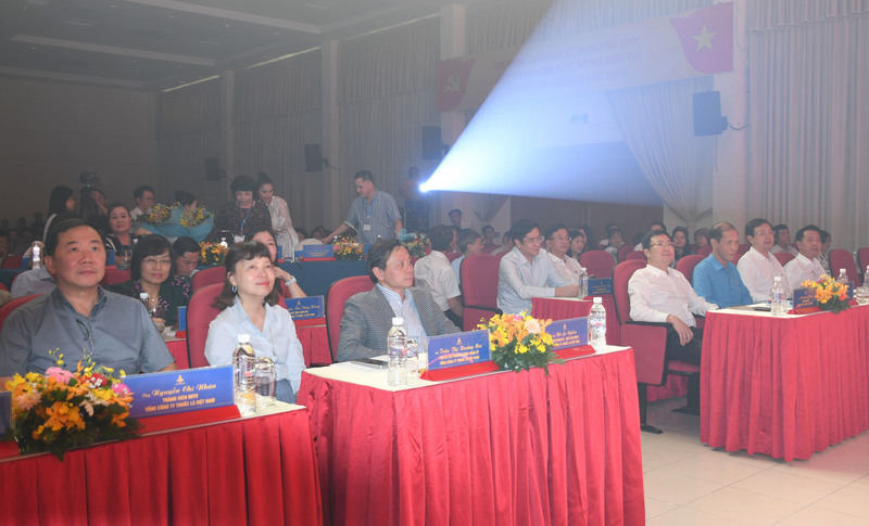 Lãnh đạo Vinataba và các đại biểu tham dự hội diễn. Ảnh: Minh Khuê