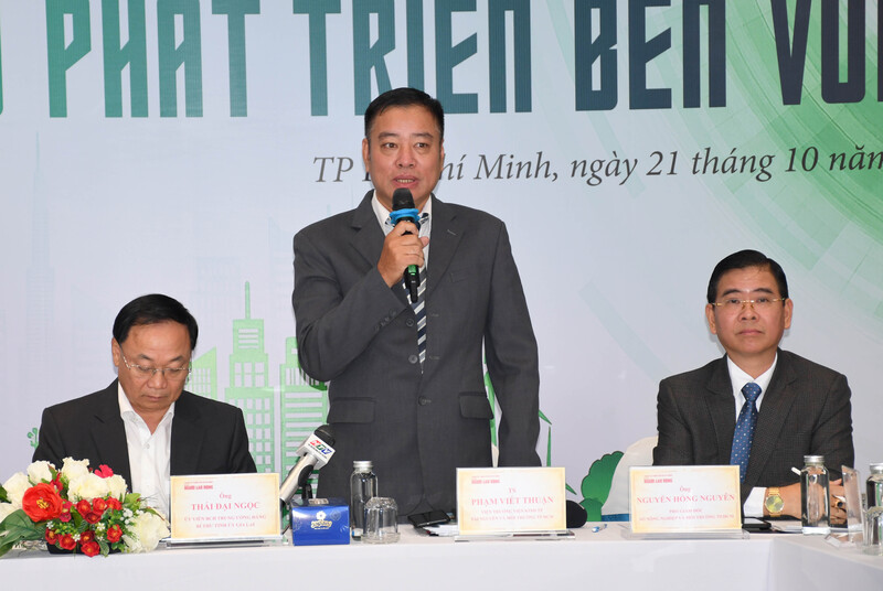 TS. Phạm Viết Thuận - Viện trưởng Viện Kinh tế Tài nguyên và Môi trường TP. Hồ Chí Minh phát biểu tại hội thảo. Ảnh: Minh Khuê.