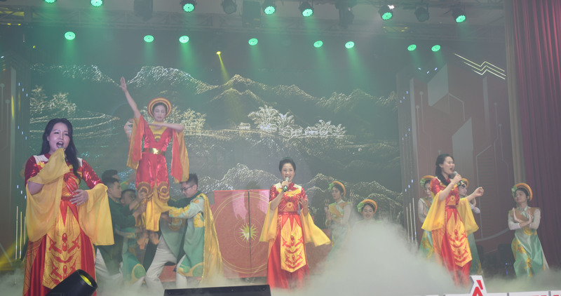 Tiết mục biểu diễn của Cơ quan Văn phòng Tổng công ty Thuốc lá Việt Nam tại hội diễn. Ảnh: Minh Khuê