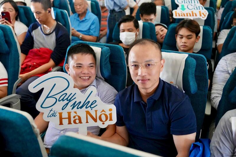 “Bay nhẹ tới Hà Nội” là chuyến bay áp dụng đồng bộ nhiều giải pháp xanh trên mọi khâu vận hành.Gần 80% hàng khách trên chuyến “Bay nhẹ tới Hà Nội” thực hiện check-in online và sinh trắc học toàn trình khi làm thủ tục bay