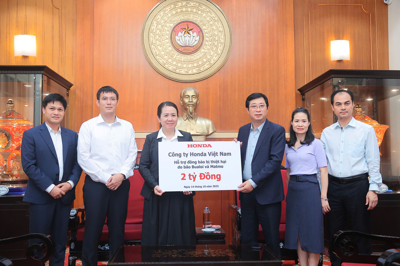 Đại diện HVN ủng hộ 2 tỷ đồng thông qua Ủy ban Trung ương Mặt trận Tổ quốc Việt Nam