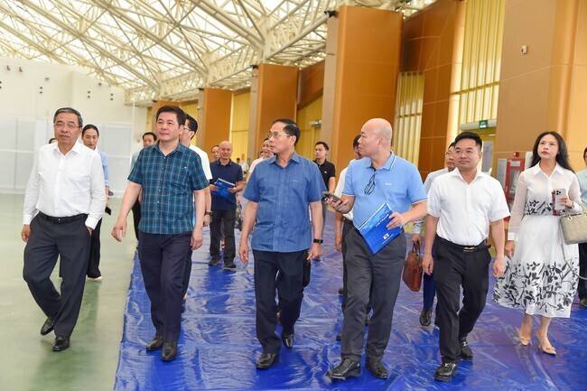 Phó Thủ tướng Chính phủ Bùi Thanh Sơn kiểm tra công tác triển khai tổ chức Hội chợ.