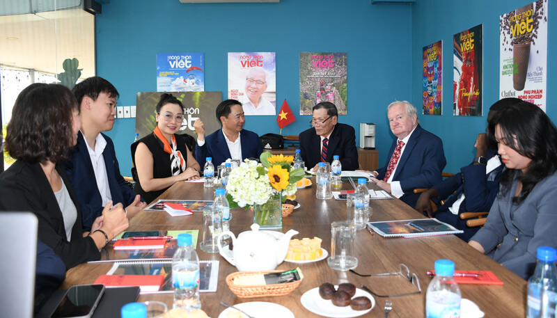 Ông Trần Văn Chín - Chủ tịch HĐQT Công ty CP Công nghệ Arobid giới thiệu nền tảng B2B Nongthonviet.arobid.com. Ảnh: Minh Khuê.