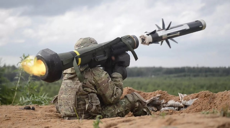Với trọng lượng khoảng 22,5kg và tầm hiệu quả tới 2,5km, Javelin được quân đội nhiều nước tin dùng. Ảnh: U.S. Army