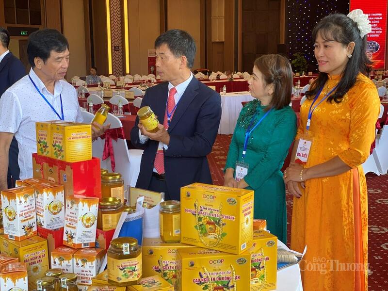 Mật ong Bạc hà là mặt hàng quen được quảng bá tại những sự kiện xúc tiến thương mại của tỉnh Tuyên Quang. Ảnh: Hải Linh