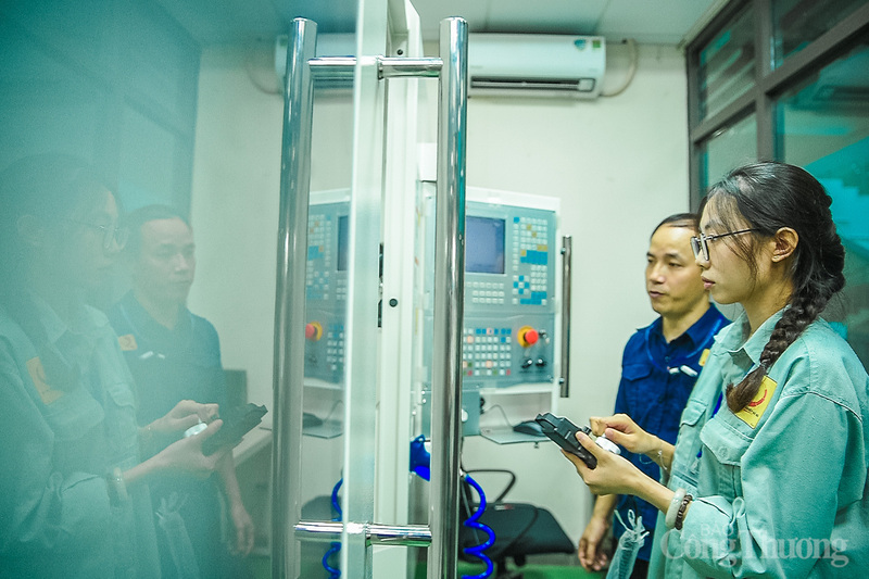 Đỗ Thu Hằng - sinh viên Trường Cơ khí - Ô tô chia sẻ: "Lớp em có ba bạn nữ nên thời gian đầu em gặp nhiều khó khăn trong thực hành". Việc làm quen với máy móc, cờ lê, tô vít và môi trường xưởng đầy dầu mỡ ban đầu là một thử thách lớn về cả thể chất và tinh thần.