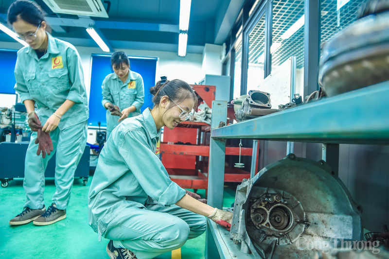 Với cờ lê, tô vít, đồng hồ ampe trong tay, họ có thể giải mã mọi "bệnh" của động cơ.