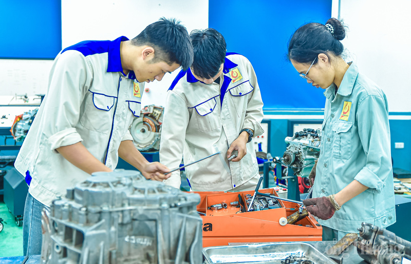 Với họ, xưởng máy không phải là nơi đáng sợ mà là "chiến trường" để khẳng định năng lực.