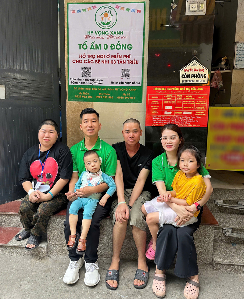 Chị Nguyễn Thị Vương Thùy (ngoài cùng bên phải) chia sẻ “nhà trọ 0 đồng” mang đến chỗ dựa nghĩa tình cho bệnh nhi ung thư và người nghèo, lan tỏa ngọn lửa nhân ái. Ảnh: NVCC