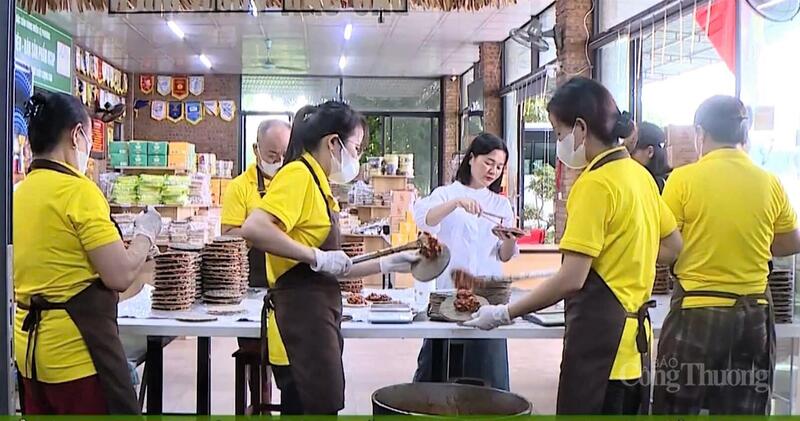Các cơ sở đồng loạt đẩy mạnh sản xuất, đáp ứng các đơn hàng tăng mạnh dịp cuối năm. Ảnh: Phúc Sơn