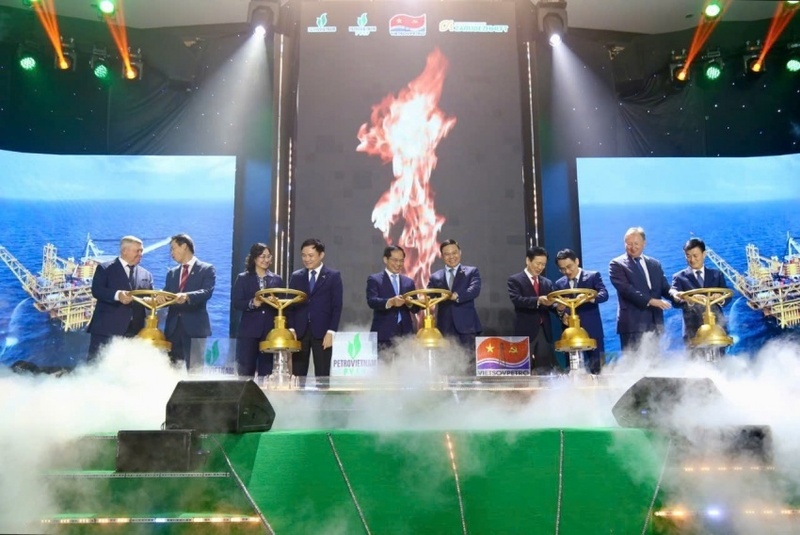 Phó Thủ tướng Bùi Thanh Sơn cùng các đại biểu thực hiện nghi thức mở van khai thác, chính thức đón chào dòng dầu thương mại đầu tiên từ mỏ Kình Ngư Trắng - Kình Ngư Trắng Nam, ngày 18/8/2025 (Ảnh Petrovietnam)
