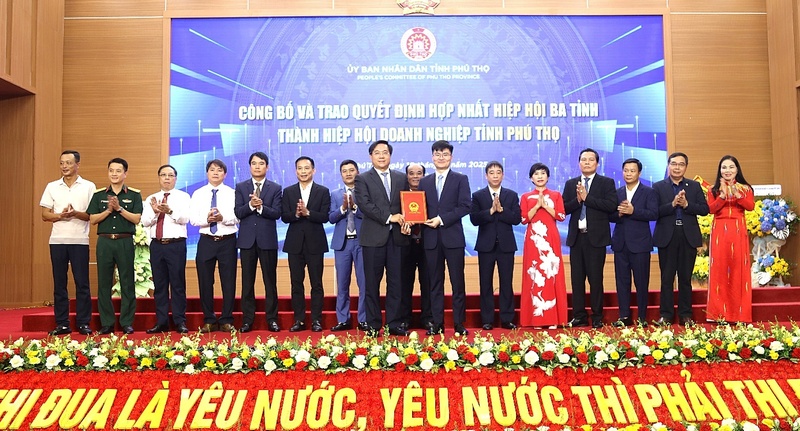 Chủ tịch UBND tỉnh Phú Thọ Trần Duy Đông trao Quyết định thành lập Hiệp hội Doanh nghiệp tỉnh Phú Thọ. Ảnh: Đức Hiền