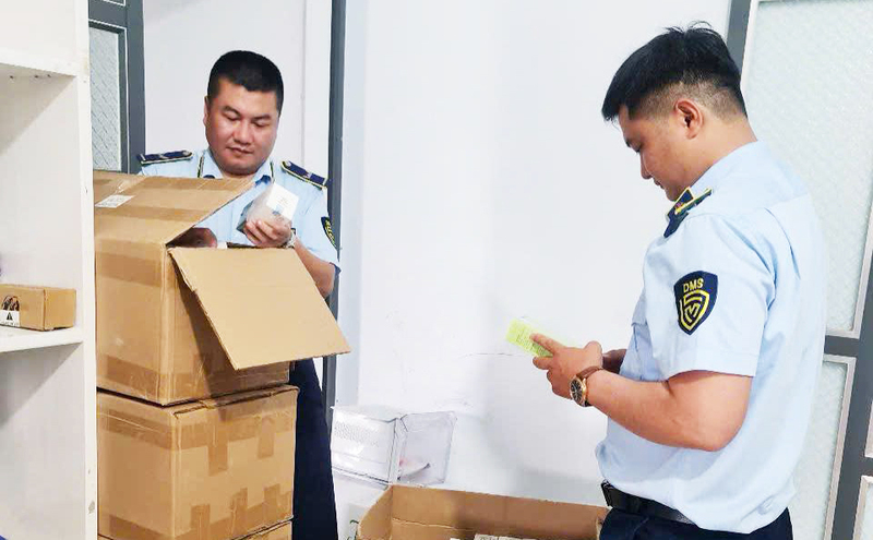Lực lượng Quản lý thị trường Đắk Lắk kiểm tra một cơ sở bán hàng online. Ảnh: Khương Duy