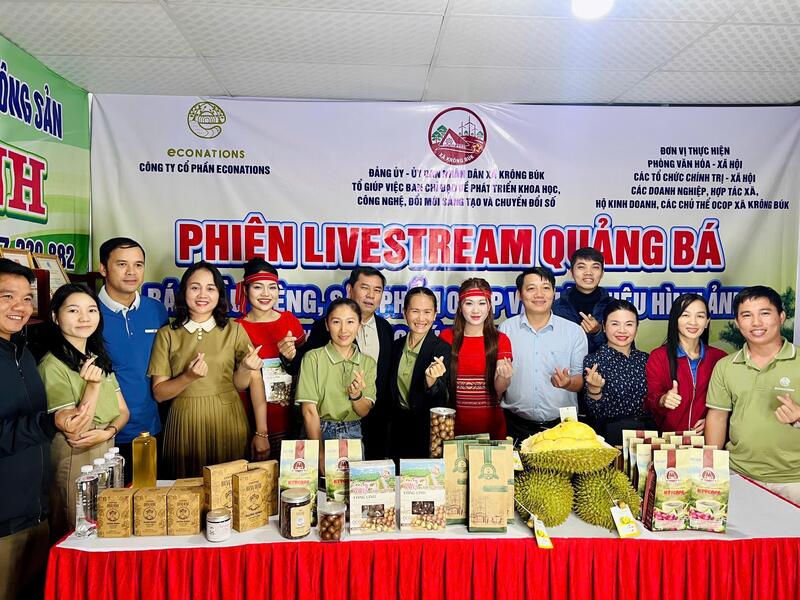 Chủ tịch xã, nông dân và các Tiktoker quảng bá sản phẩm OCOP của địa phương