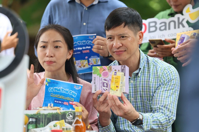 MolNguồn động lực và sự hỗ trợ từ những người xung quanh giúp Thảo dám bước ra khỏi "vùng an toàn", rời thành phố, trở lại với mảnh đất đỏ quen thuộc để đưa nông sản lên nền tảng số