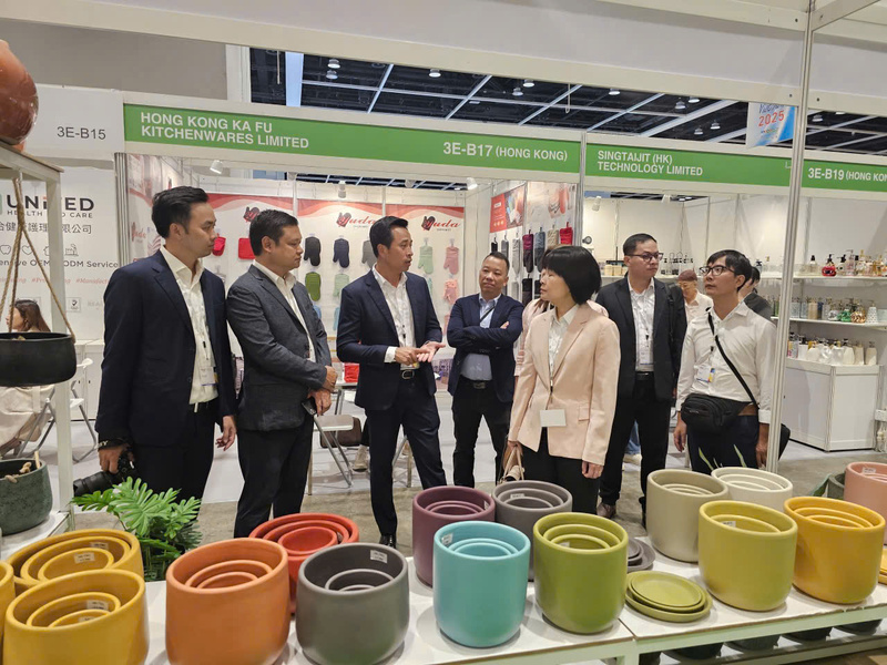 Đoàn Sở Công Thương Hà Nội và đại diện thương vụ Việt Nam tại Hồng Kông (Trung Quốc) làm việc với doanh nghiệp tham gia hội chợ. Ảnh: H.N