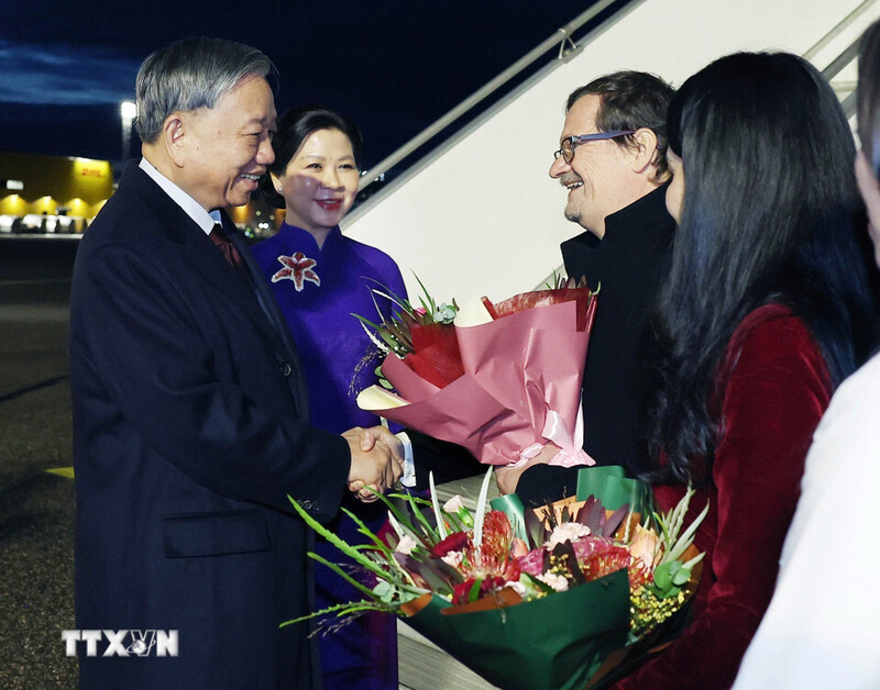 Tổng Bí thư Tô Lâm và Phu nhân lần lượt bắt tay các quan chức phía Phần Lan ra đón đoàn và các cán bộ, nhân viên Đại sứ quán Việt Nam tại Phần Lan. Ảnh: TTXVN