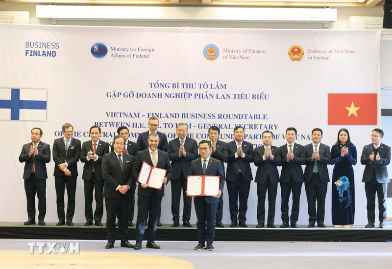 Tổng Bí thư Tô Lâm chứng kiến trao biên bản ghi nhớ giữa Công ty Cổ phần Hàng không Vietjet và Tập đoàn Airways Aviation (tại Phần Lan). Ảnh: TTXVN