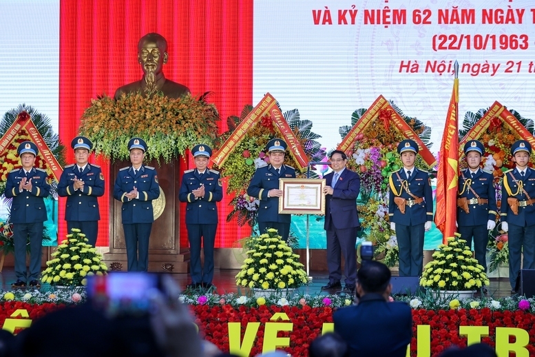 Thủ tướng Phạm Minh Chính trao Danh hiệu Anh hùng lực lượng vũ trang nhân dân cho Quân chủng Phòng không - Không quân. Ảnh: VGP/Nhật Bắc.