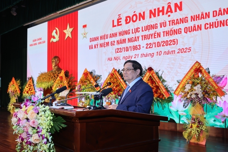 Thủ tướng Phạm Minh Chính đánh giá cao và nhiệt liệt biểu dương những chiến công, thành tích mà các thế hệ cán bộ, chiến sĩ Quân chủng đã đạt được trong 62 năm qua. Ảnh: VGP/Nhật Bắc.