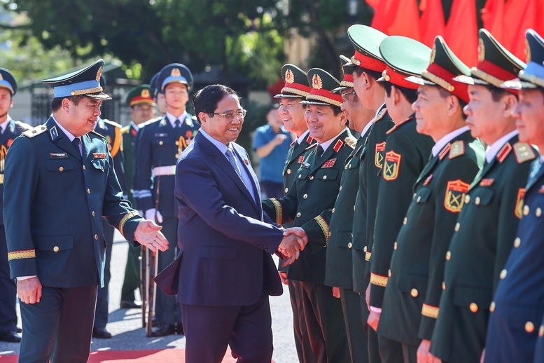 Thủ tướng Phạm Minh Chính với lãnh đạo Bộ Quốc phòng, Quân chủng Phòng không - Không quân tham dự buổi lễ. Ảnh: VGP/Nhật Bắc.