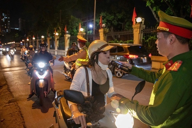Lực lượng Cảnh sát giao thông toàn quốc đồng loạt ra quân kiểm tra nồng độ cồn . Ảnh: Thành Long