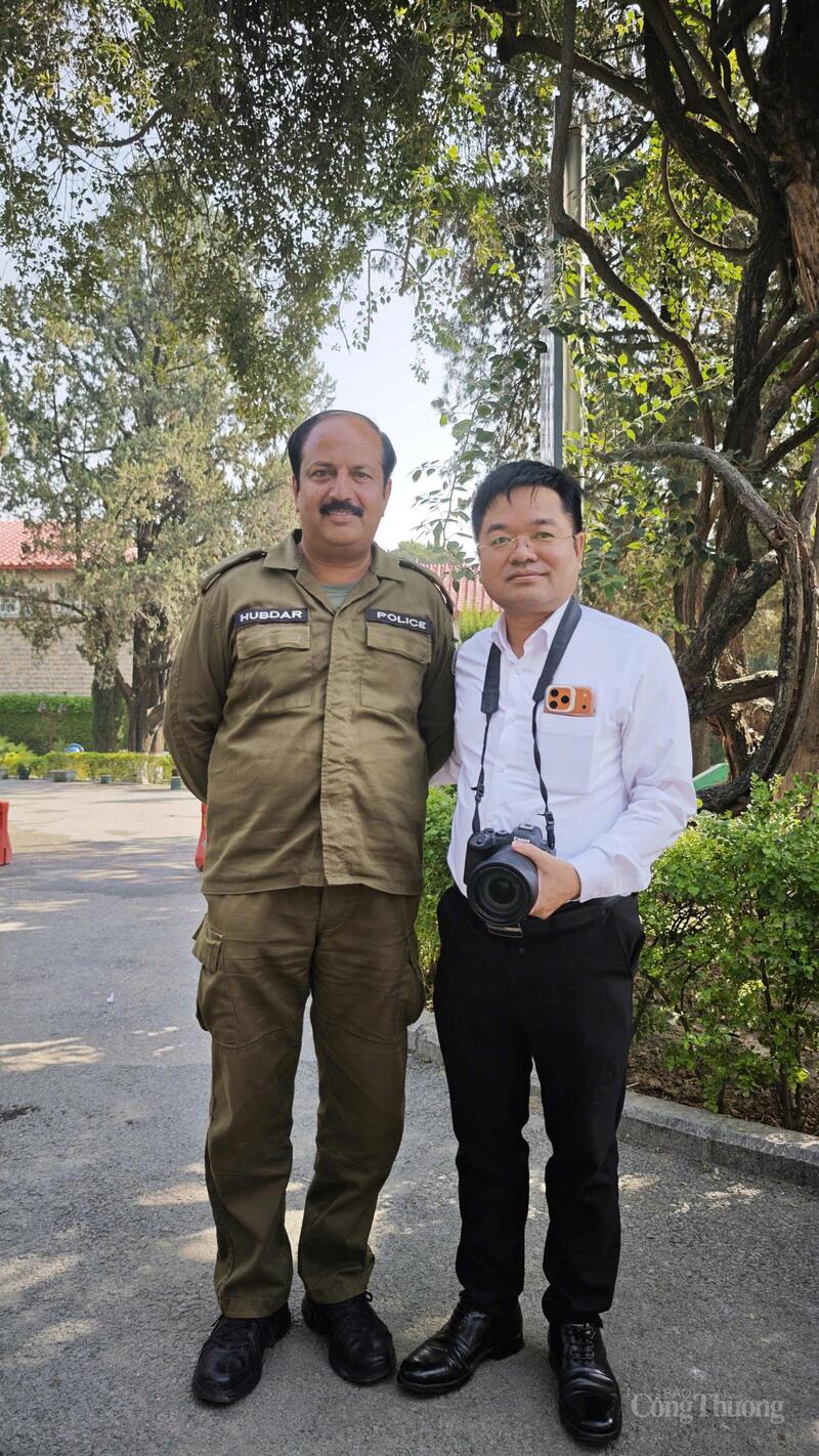 Tác giả bài viết tại bảo tàng di tích.