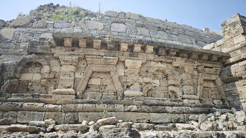 Taxila nằm trên một nhánh của Con đường Tơ lụa cổ, nối Trung Hoa với các vùng phương Tây. Đây từng là trung tâm lớn của học thuật và thương mại châu Á.