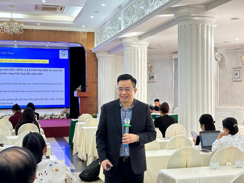 TS Nguyễn Như Hà, Phó Vụ trưởng Vụ Pháp chế Bộ Giáo dục và Đào tạo chia sẻ tại hội nghị. Ảnh: Phong Lâm