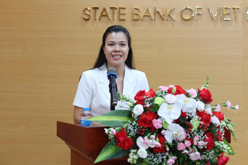Bà Lê Thị Hồng Nhung, Phó Trưởng phòng Trung tâm giám sát và vận hành dịch vụ của NAPAS chia sẻ tại cuộc họp. Ảnh: Ngô Hải