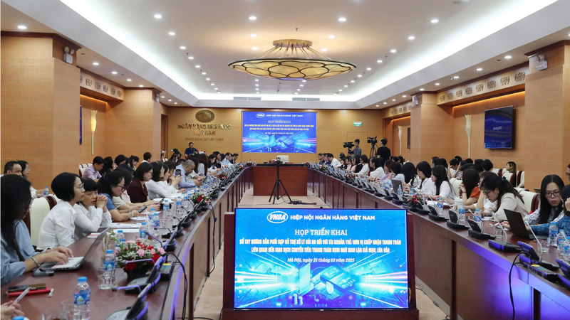 Họp triển khai “Sổ tay hướng dẫn phối hợp xử lý rủi ro đối với tài khoản, thẻ và đơn vị chấp nhận thanh toán liên quan đến giao dịch chuyển tiền, thanh toán nghi ngờ gian lận, giả mạo, lừa đảo”. Ảnh: Ngô Hải