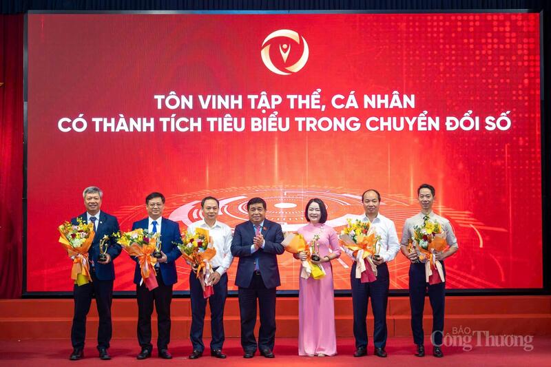 Phó Thủ tướng cùng đại diện tập thể, cá nhân có thành tích tiêu biểu trong chuyển đổi số được tôn vinh. Ảnh: Quỳnh Nga.