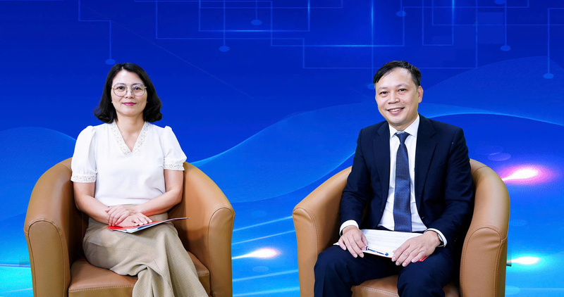 Bà Phan Thị Hồng Hạnh, Phó Trưởng ban Ban Tổ chức và Nhân sự, Tập đoàn Điện lực Việt Nam và TS. Nguyễn Đăng Toản, Trưởng khoa Khoa Năng lượng mới, Trường Đại học Điện lực tham gia tọa đàm. Ảnh: Quốc Chuyển