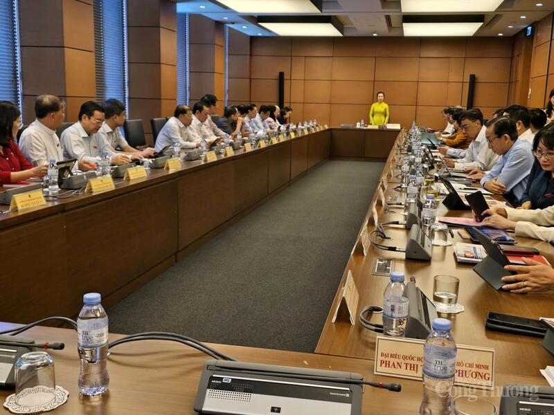 Toàn cảnh phiên thảo luận tại Tổ đoàn TP Hồ Chí Minh sáng ngày 21/10.